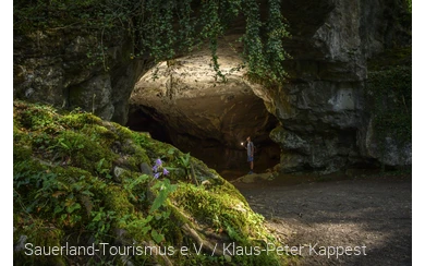 Wanderer im Höhleneingang der Feldhofhöhle