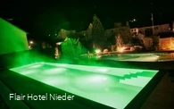Hotel Nieder Aussenpool beleuchtet